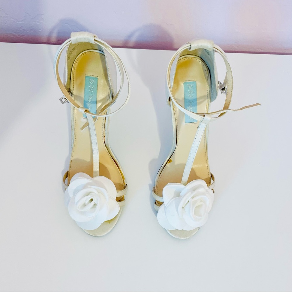 Elegant White Floral Women's Sandals